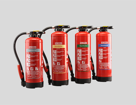 Das Bild zeigt 4 Feuerlöscher der Marke Gloria