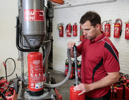 Das Bild zeigt die Befüllung eines Feuerlöschers mit einem Löschmittel