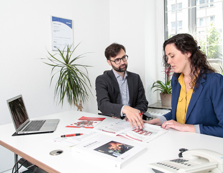 Das Bild zeigt zwei Personen bei einer Brandschutzschulung in einem Büro