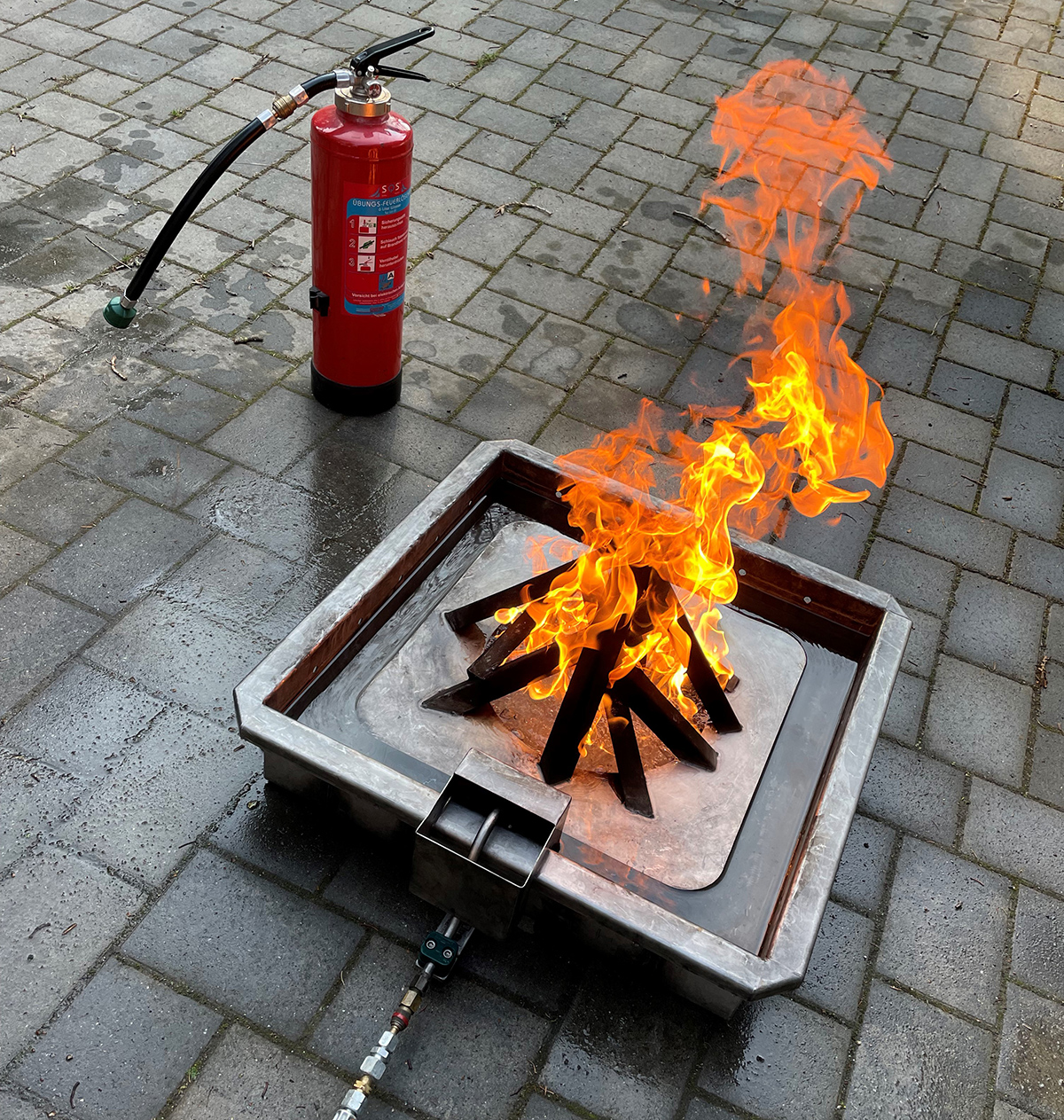 Das Bild zeigt einen Brandschutztechniker bei der Überprüfung eines Löschwasser-Hydranten