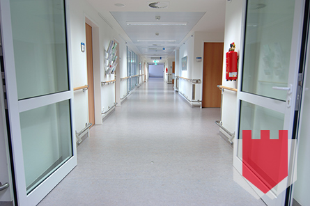 Das Bild zeigt den Flur eines Krankenhauses