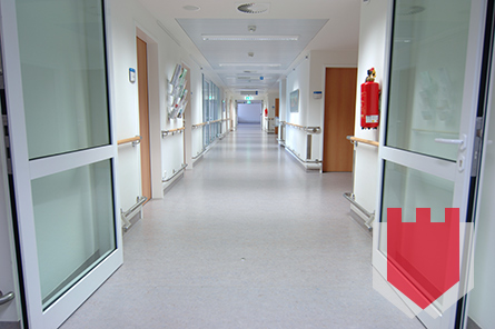 Feuerschutz für Krankenhäuser und Altenpflegeheime in Köln und NRW Das Bild zeigt den Flur eines Krankenhauses